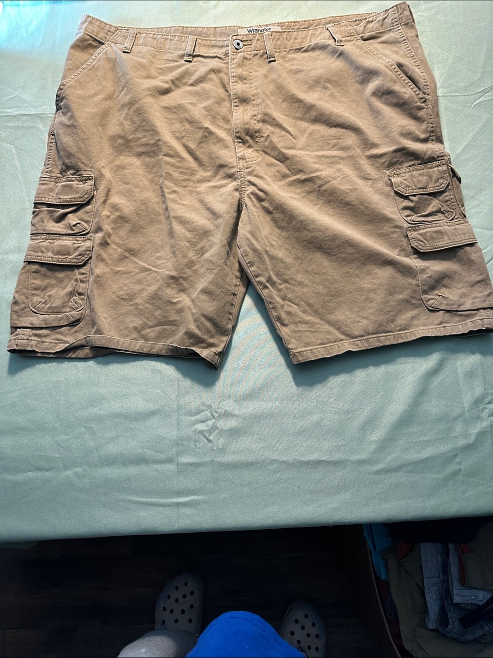 Wrangler Tan Cargo Shorts with Side Pockets